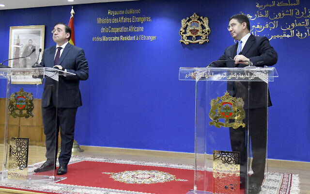 Le ministre espagnol des Affaires étrangères José Manuel Albares (à gauche) et le ministre marocain des Affaires étrangères Nasser Bourita participent à une conférence de presse après leur rencontre à Rabat, le 14 décembre 2023. (Crédit : AFP)