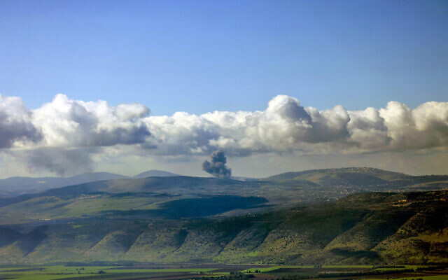 De la fumée s’élevant à l'horizon le long des collines du sud du Liban après des frappes israéliennes depuis une position le long de la frontière dans le nord d'Israël, le 14 décembre 2023. (Crédit : Jalaa Marey/AFP)