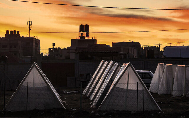 Des tentes de Palestiniens déplacés par le conflit à Gaza entre Israël et le Hamas, à Rafah dans le sud de la bande de Gaza,  le 16 décembre 2023. (Crédit : Mahmud Hams/AFP)