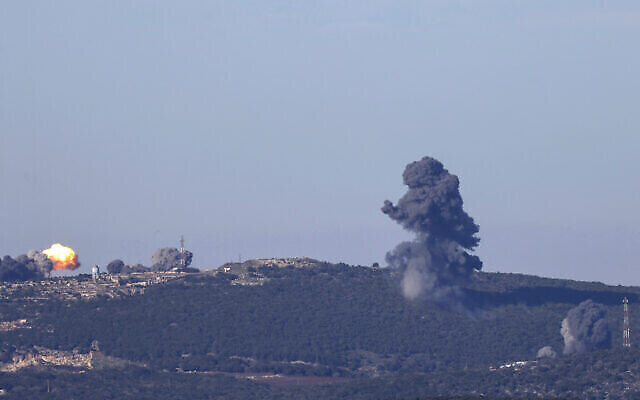 Une photo prise depuis une position dans le nord d'Israël, le long de la frontière avec le Liban, montre de la fumée s'échappant et une boule de feu éclatant suite au bombardement israélien sur les collines proches de la ville de Marwahin, dans le sud du Liban, le 16 décembre 2023. (Crédit : Jalaa Marey/AFP)