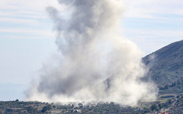 Une photo prise depuis la périphérie du village d'Aitaroun, au sud du Liban, montre de la fumée s'échappant après un raid mené par des avions de combat israéliens le 17 décembre 2023. (Crédit : AFP)