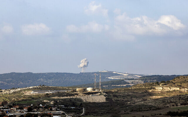 Des volutes de fumée suite à un bombardement israélien autour du village d'Aita al-Shaab dans le sud du Liban, sur une photo prise du côté israélien de la frontière avec le Liban le 18 décembre 2023. (Crédit : Jalaa Marey/AFP)