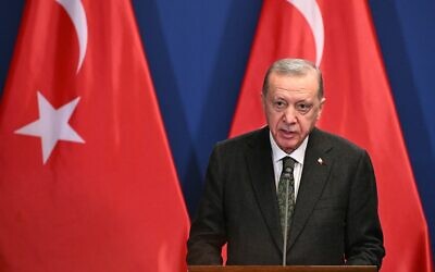 Le président turc Recep Tayyip Erdogan à Budapest, en Hongrie, le 18 décembre 2023. (Crédit : Attila Kisbenedek/AFP)