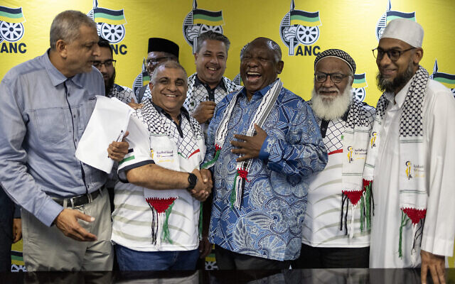 Le président sud-africain Cyril Ramaphosa, 3e à gauche, et des membres du Conseil uni des oulémas d'Afrique du Sud (UUCSA), lors de la conférence de presse conjointe, à Johannesburg, le 18 décembre 2023. (Crédit : Roberta Ciuccio/AFP)