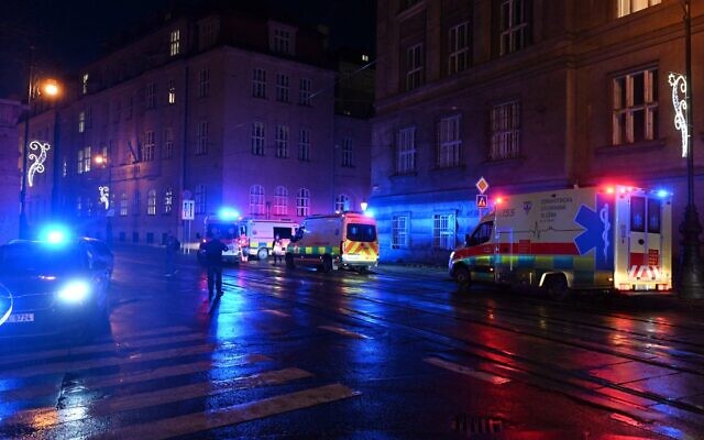 Illustration : Des ambulances et des voitures de police près de l'Université Charles dans le centre de Prague, le 21 décembre 2023, après une fusillade de masse. (Crédit : Michal CIizek/AFP)