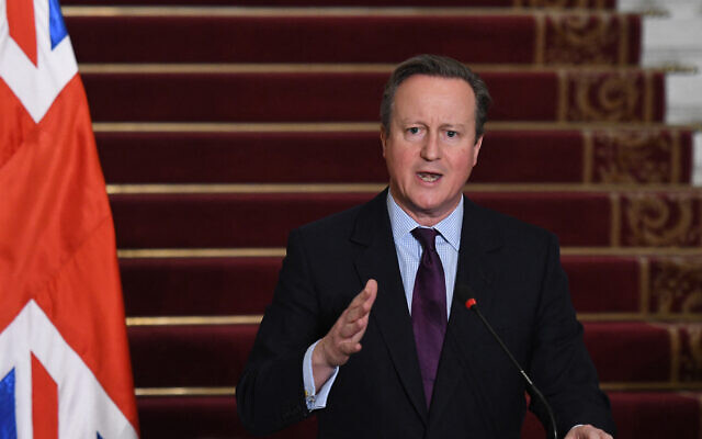 Le ministre britannique des Affaires étrangères David Cameron s'exprime lors d'une conférence de presse avec son homologue égyptien au Caire, le 21 décembre 2023. (Crédit : Ahmed HASAN / AFP)
