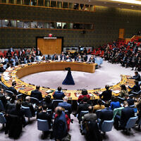 Le Conseil de sécurité de l'ONU réunit au sujet de la situation au Moyen-Orient, notamment la question palestinienne, au siège de l'ONU, à New York, le 22 décembre 2023. (Crédit : Charly Triballeau/AFP)