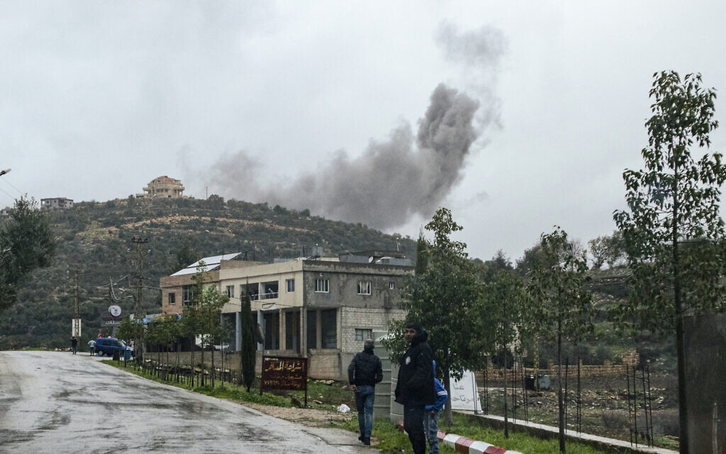 Des volutes de fumée s’élevant après un raid israélien sur le village d'Aita al-Shaab, au sud du Liban, près de la frontière avec Israël, le 22 décembre 2023. (Crédit : Hasan Fneich/AFP/Dossier)