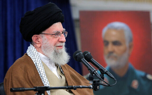 Le guide suprême iranien, l'ayatollah Ali Khamenei, s'adressant à un public de Kerman et de Khuzestan à Téhéran, le 23 décembre 2023. (Crédit : Khamenei.ir/AFP)