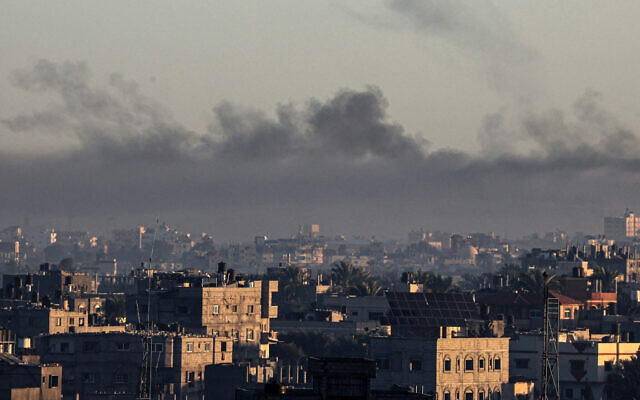De la fumée s'élève au-dessus de Khan Younès dans le sud de la bande de Gaza, le 26 décembre 2023. (Crédit : SAID KHATIB / AFP)