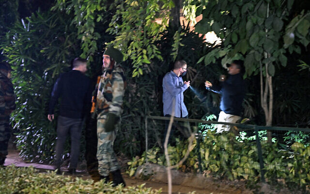 Du personnel de l'ambassade d'Israël et des policiers indiens mènent une opération de recherche après une explosion survenue près de l'ambassade à New Delhi, le 26 décembre 2023. (Crédit : Arun Sankar/AFP)