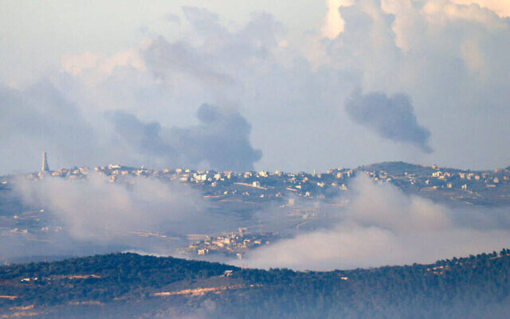 Une photo prise depuis une position le long de la frontière dans le nord d'Israël montre de la fumée noire le long des collines du village de Meiss El-Jabal, au sud du Liban, suite aux frappes israéliennes du 25 décembre 2023 (Crédit : Jalaa Marey / AFP)