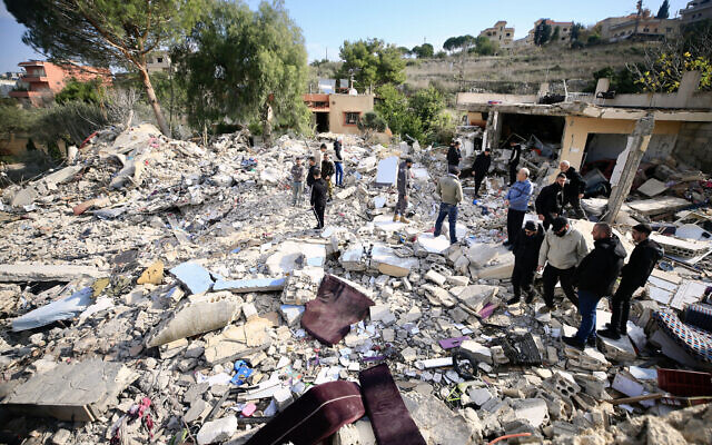 Illustration : Des personnes vérifiant les décombres d'un bâtiment à Bint Jbeil dans le sud du Liban près de la frontière avec Israël, suite à une attaque israélienne présumée le 27 décembre 2023. (Crédit : AFP)