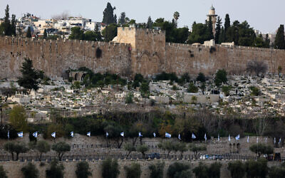 La Porte Dorée, également connue sous le nom de Porte de la Miséricorde, est photographiée dans la Vieille Ville de Jérusalem le 27 décembre 2023. (Crédit : Ahmad GHARABLI / AFP)