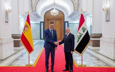 Le président irakien Abudl Latif Rashid et le Premier ministre espagnol Pedro Sanchez à Bagdad, le 28 décembre 2023 (Crédit :  Présidence irakienne/AFP)