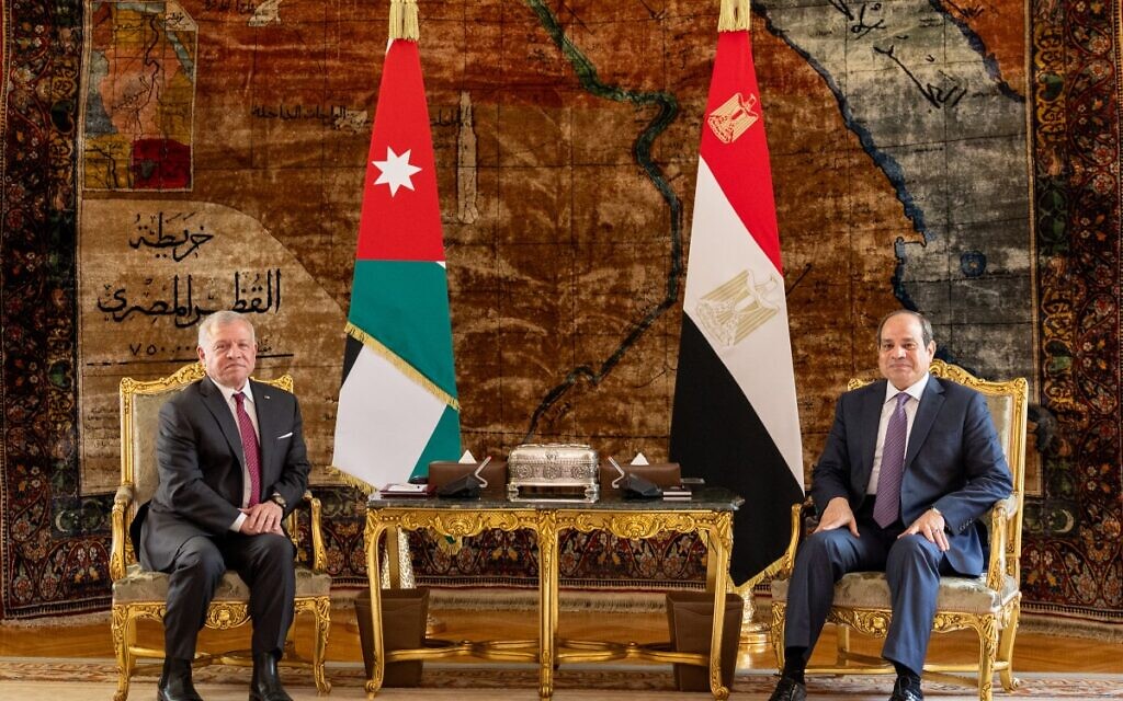 Le roi Abdallah II de Jordanie et le président égyptien Abdel Fattah al-Sissi lors d'une réunion au Caire, le 27 décembre 2023. (Credit :  Palais royal jordanien/AFP)