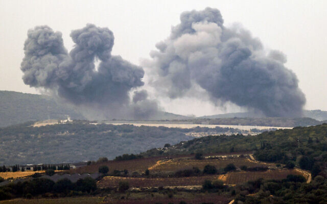 De la fumée s'élevant dans le village de Marwahin au sud du Liban suite à un bombardement israélien au milieu des affrontements en cours contre le groupe terroriste chiite libanais du Hezbollah, sur une photo prise depuis une position le long de la frontière dans le nord d'Israël et publiée le 27 décembre 2023. (Crédit : Jalaa Marey/AFP)