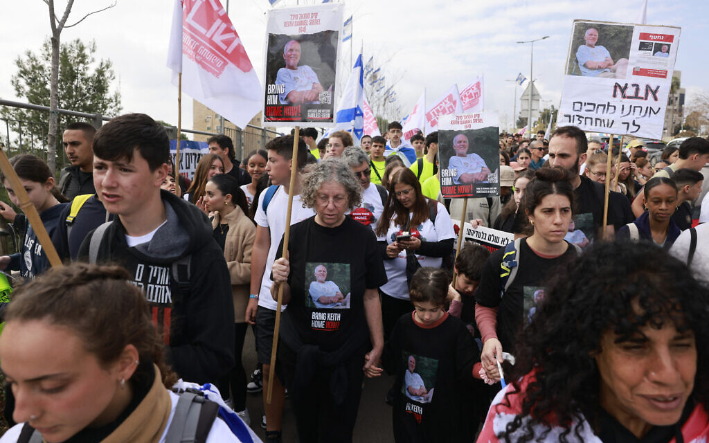 Les Israéliens défilant pour appeler à la libération des otages enlevés par le Hamas pendant l'assaut du 7 octobre à Jérusalem, le 28 décembre 2023. (Crédit : Menahem Kahana/AFP)