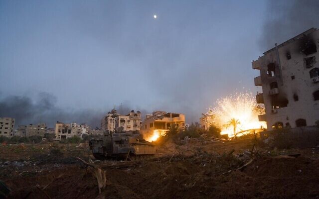 Des troupes israéliennes opérant dans la bande de Gaza, sur une photo publiée le 3 décembre 2023. (Crédit : Armée israélienne)