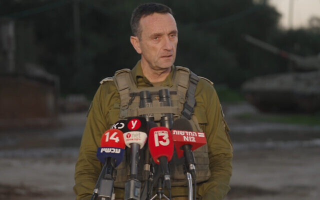 Le chef d'état-major de Tsahal, le général Herzi Halevi, s'adresse à la presse dans le sud d'Israël, le 26 décembre 2023. (Capture d'écran : Armée israélienne)