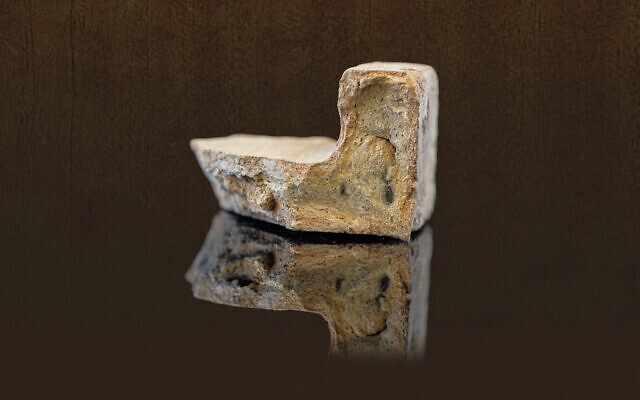 Un fragment de tuile en céramique découvert lors des fouilles entreprises sur le parking Givati. (Crédit : Eliyahu Yannai, City of David National Park)