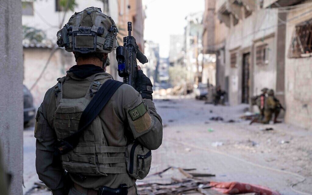 Cette photo diffusée par l'armée israélienne le 14 décembre 2023 montre des troupes opérant dans la bande de Gaza au milieu de la guerre contre le Hamas. (Crédit : armée israélienne)