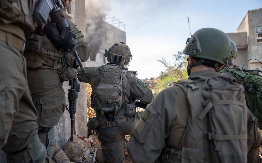 Des troupes de l’armée israélienne en opération, dans la bande de Gaza, sur une photo diffusée le 24 décembre 2023. (Crédit : Armée israélienne)