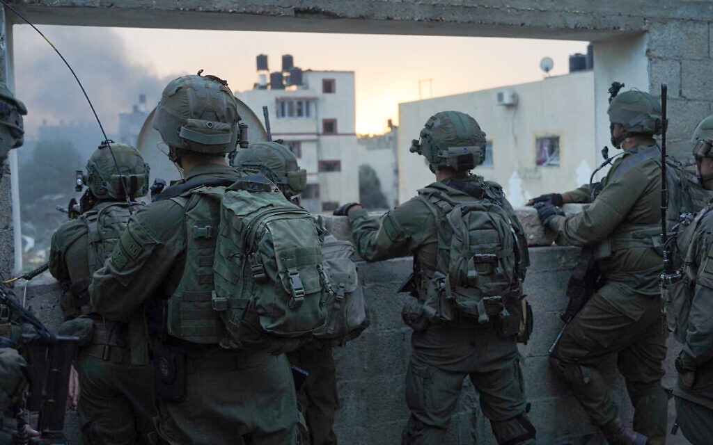 Les soldats opèrent à Gaza, une photo diffusée le 25 décembre 2023. (Crédit : Armée israélienne)