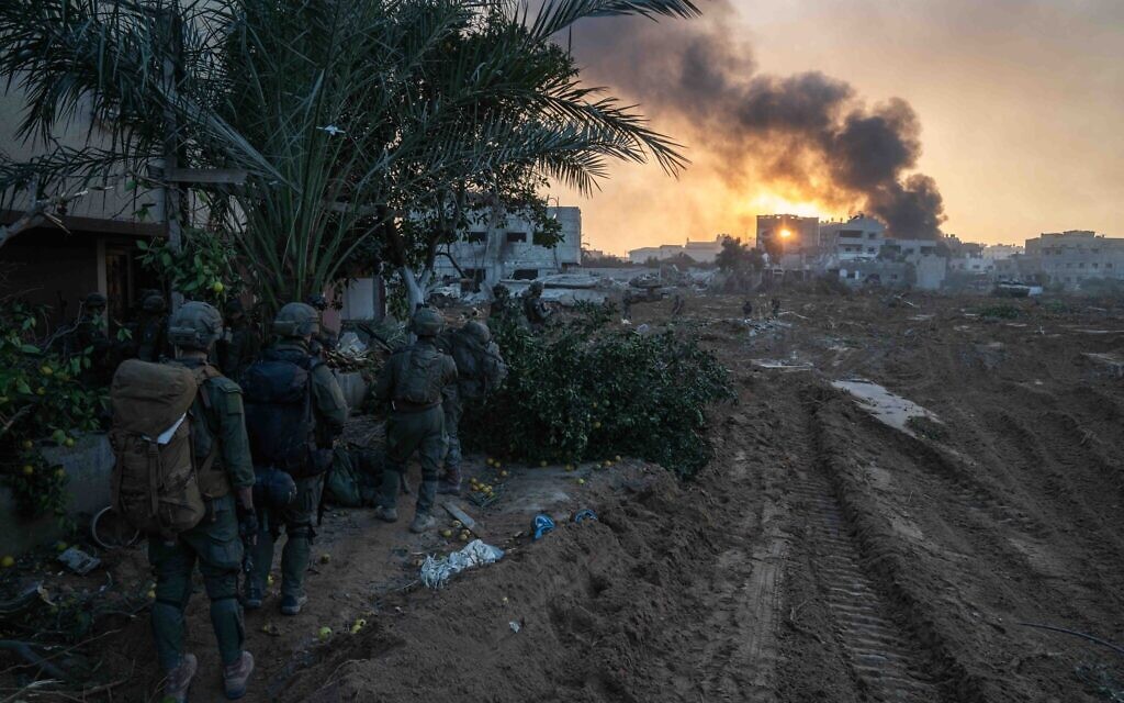 Des soldats de Tsahal interviennent dans la bande de Gaza, sur une photo publiée le 29 décembre 2023. (Crédit : Armée israélienne)