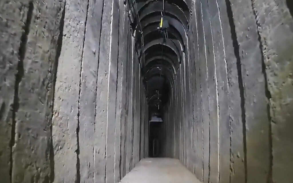 Un tunnel du Hamas sous un appartement près de Gaza City qui aurait été utilisé comme cachette par Yahya Sinwar, selon une vidéo diffusée le 29 décembre 2023. (Crédit : Armée israélienne)