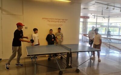 Des élèves jouent au ping-pong dans le hall de l’ancien bâtiment de la Bibliothèque nationale d’Israël, sur une photo non datée. (Avec la permission de NLI)