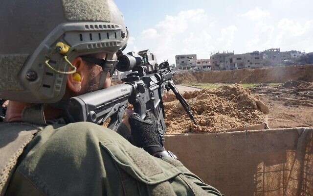 Un soldat israélien opérant dans la bande de Gaza, sur une photo publiée par l'armée israélienne le 8 décembre 2023. (Crédit : Unité du porte-parole de l'armée israélienne)