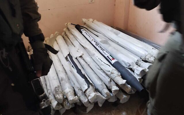 Des dizaines de roquettes trouvées par les troupes israéliennes à l'intérieur d'une maison résidentielle dans le nord de Gaza, le 2 décembre 2023. (Crédit : Armée israélienne)
