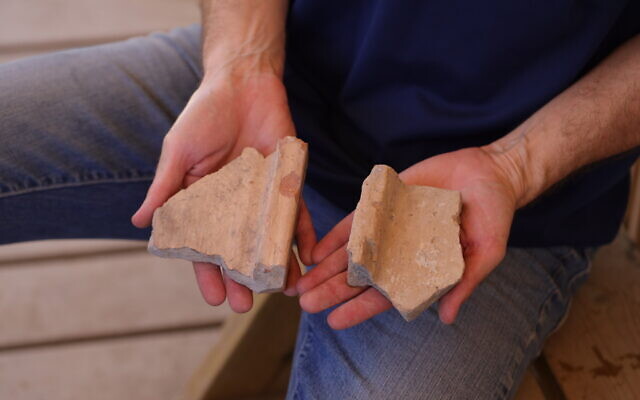 Des fragments de tuile en céramique découverts lors des fouilles entreprises sur le parking Givati. (Crédit : Eliyahu Yannai, City of David National Park)