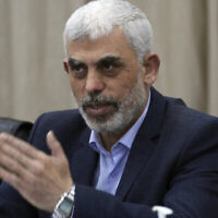 Yahya Sinwar, chef du Hamas à Gaza, saluant ses partisans lors d'une réunion avec les dirigeants des factions palestiniennes à son bureau, à Gaza City, le 13 avril 2022. (Crédit : Adel Hana/AP Photo/Dossier)