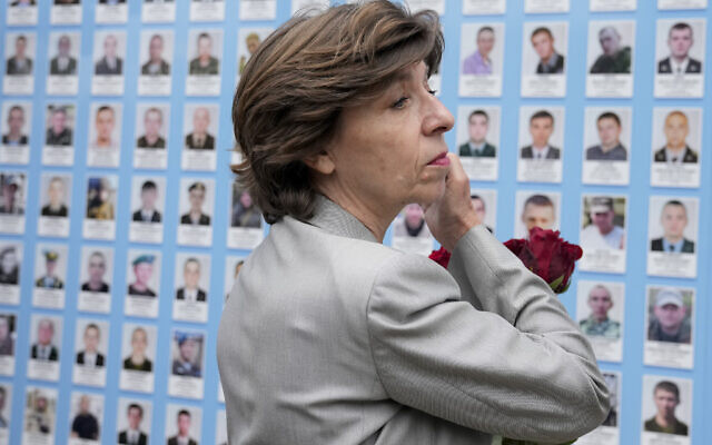 La ministre des Affaires étrangères Catherine Colonna visitant le mur commémoratif des défenseurs de l'Ukraine tombés au combat à Kiev, en Ukraine, le 30 mai 2022. (Crédit : Natacha Pisarenko/AP)