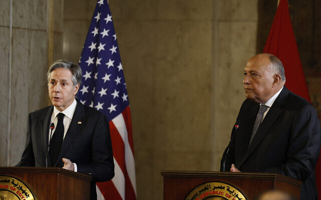 Le secrétaire d'État américain Antony Blinken, à gauche, et le ministre des Affaires étrangères égyptien, Sameh Shoukry, lors d'une conférence de presse au Caire, en Égypte, le 30 janvier 2023. (Crédit : Khaled Desouki/Pool via AP)