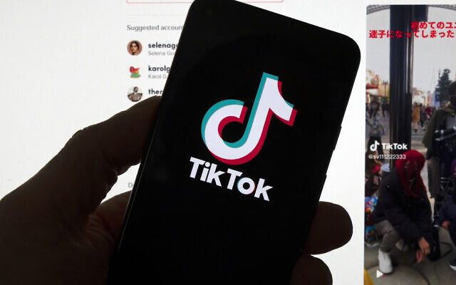 Illustration : Le logo de TikTok visible sur un téléphone portable devant un écran d'ordinateur qui affiche l'écran d'accueil de TikTok, le 18 mars 2023. (Crédit : Michael Dwyer/AP)