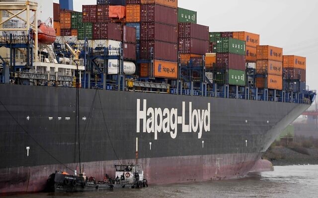 Le porte-conteneurs Hapag-Lloyd "Chacabuco" de Monrovia à quai, à Hambourg, en Allemagne, le 31 mars 2023. (Crédit : Matthias Schrader/AP Photo)