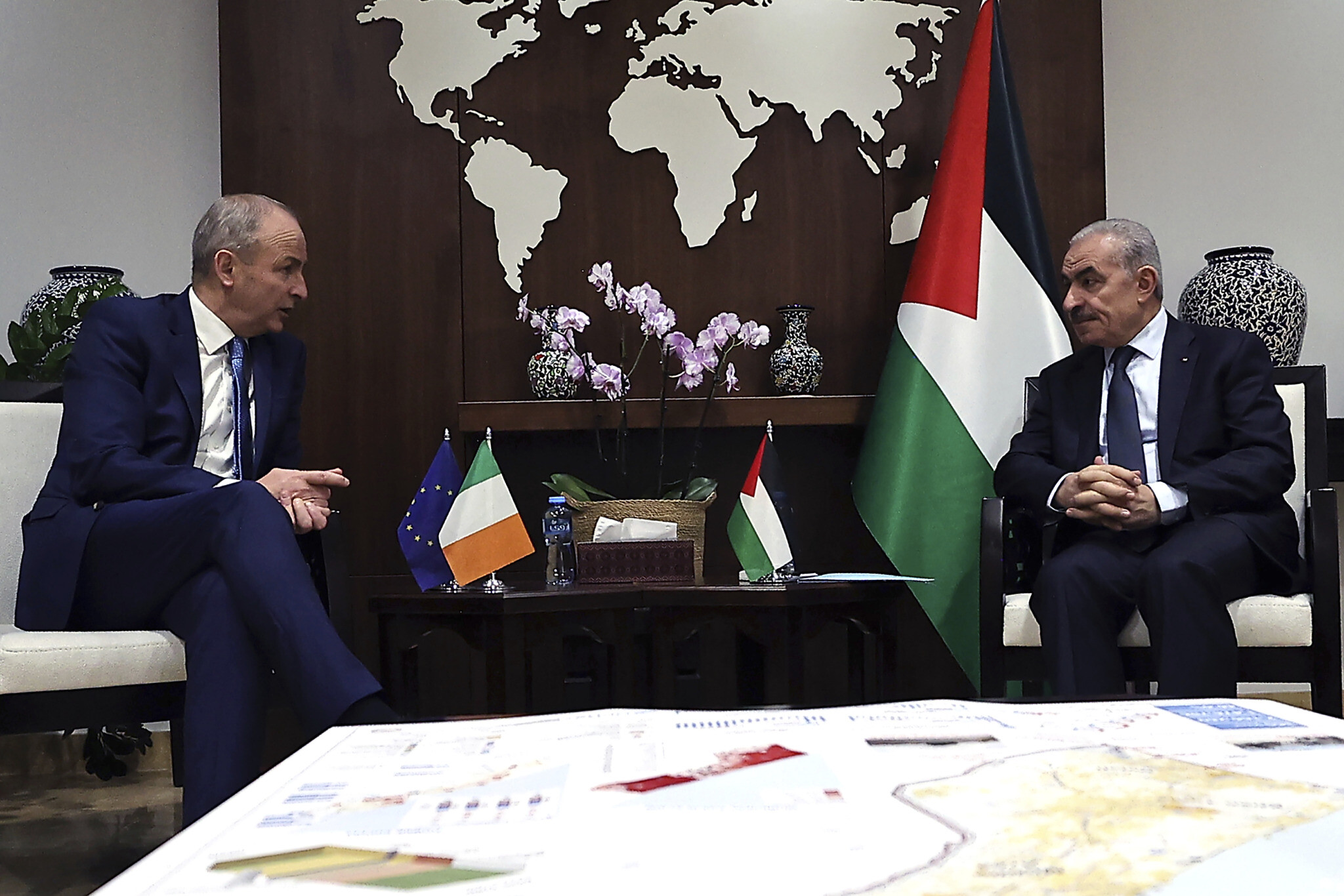 Le ministre irlandais de la Défense et des Affaires étrangères Micheal Martin, à gauche, rencontre le Premier ministre Palestinien Mohammad Shtayyeh à Ramallah, en Cisjordanie, le 16 novembre 2023. (Crédit :  Zain Jaafar/Pool Photo via AP)