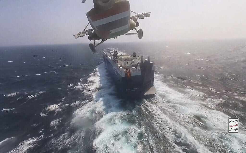 Cette photo publiée par le Centre des médias houthis montre un hélicoptère des forces houthies en train de s'approcher du cargo Galaxy Leader, le 19 novembre 2023. Les Houthis du Yémen ont arraisonné le navire en mer Rouge, au large des côtes du Yémen, après avoir menacé de saisir tous les navires appartenant à des entreprises israéliennes. (Centre des médias houthis via AP)