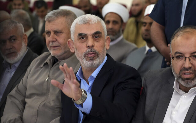 Yahya Sinwar, chef du Hamas à Gaza, saluant ses partisans à son arrivée à une réunion dans une salle sur le bord de mer de Gaza City, le 30 avril 2022. (Crédit : Adel Hana/AP Photo/Dossier)