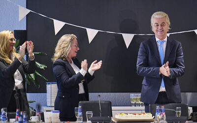 Le chef du Parti pour la liberté d'extrême droite Geert Wilders, à droite, célèbre sa victoire aux élections générales avec Fleur Agema, à gauche, et d'autres membres du parti, à La Haye, aux Pays-Bas, le 23 novembre 2023. (Crédit : AP Photo/Phil Nijhuis)