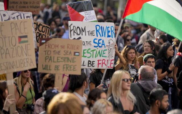 Des manifestants rassemblés pour une manifestation pro-palestinienne, à Rome, le 28 octobre 2023. (Crédit : Andrew Medichini/AP Photo/Dossier)