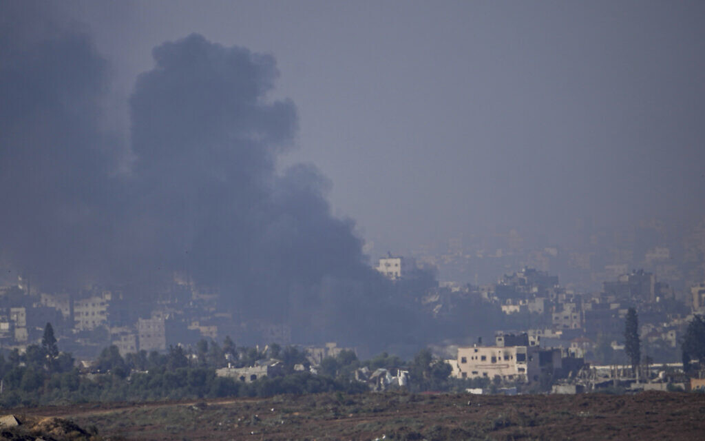 De la fumée s’élevant après une frappe aérienne israélienne dans la bande de Gaza, vue depuis le sud d'Israël, le 1er décembre 2023. (Crédit : Ariel Schalit/AP)
