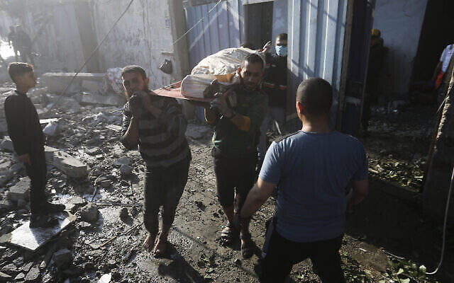 Des Palestiniens évacuant des blessés lors d'un bombardement israélien, à Rafah, dans la bande de Gaza, le 1er décembre 2023. (Crédit : Hatem Ali/AP Photo)