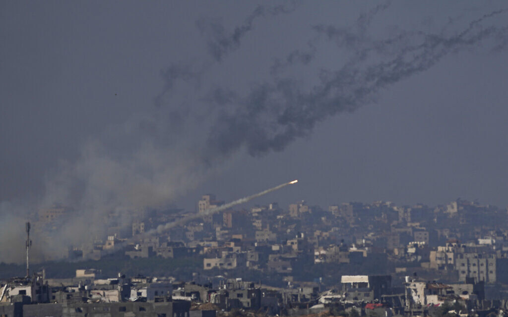 Des roquettes tirées depuis la bande de Gaza sur le sud d'Israël, le 1 décembre 2023. (Crédit : Ariel Schalit/AP Photo)