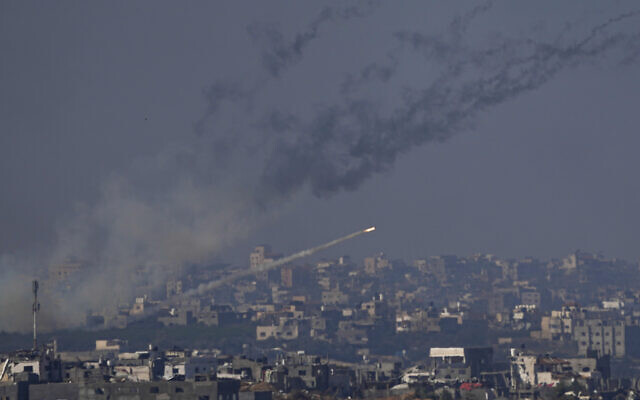 Des roquettes tirées en direction d'Israël depuis la bande de Gaza, vue du sud d'Israël, le 1er décembre 2023. (Crédit : Ariel Schalit/AP Photo)
