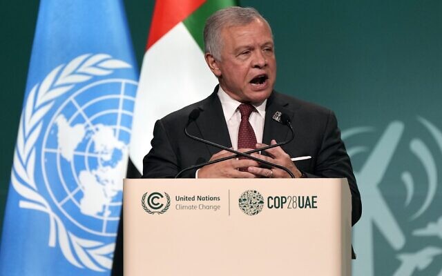 Le roi de Jordanie Abdallah II s'exprimant lors d'une session plénière au sommet climatique de l'ONU COP28, à Dubaï, aux Émirats arabes unis, le 1er décembre 2023. (Crédit : Peter Dejong/AP Photo)