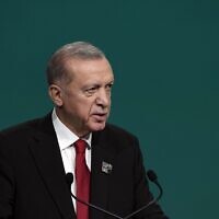 Le président turc Recep Tayyip Erdogan s'exprimant lors d'une session plénière au sommet climatique de l'ONU COP28, à Dubaï, aux Émirats arabes unis, le 1er décembre 2023. (Crédit : Peter Dejong/AP Photo)